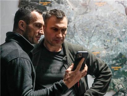 Vitali Klitschko (r), Bürgermeister von Kiew und ehemaliger Box-Profi, und sein Bruder Wladimir Klitschko, ebenfalls ehemaliger Box-Profi, am 27. Februar in Kiew
