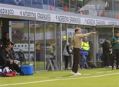 Vitor Pereira warnt vor Standardsituationen im Fußballspiel, konzentrierte Gestik auf dem Spielfeld