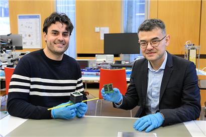 Vittorio Franzese (l.) und Andreas Hein, die beiden Forscher stehen hinter dem Satelliten Poquito der Universität Luxemburg
