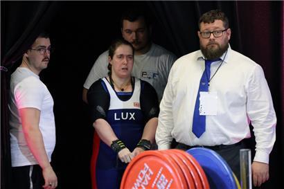 Vize-Europameisterin Ankie Timmers in Vorbereitung auf das Bankdrücken – v.l.: Mitch Steenberghe, Philippe Parage und der „Official“, der den Athleten die Signale zum Beginn und Ende der Einsätze gibt
