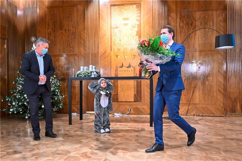 Vizekanzler Werner Kogler, in Babyelefanten-Kostüm gezwungenes Kind, Kanzler Sebastian Kurz: Österreichs türkis-grüne Koalition lieferte vergangenes Jahr mehr als nur ein bizarres Bild – 2021 dürfte noch ärger an dem Bündnis zupfen
