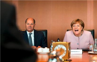 Vizekanzler und Kanzlerin im Juni 2019: Angela Merkel hat Olaf Scholz nun heftig attackiert

