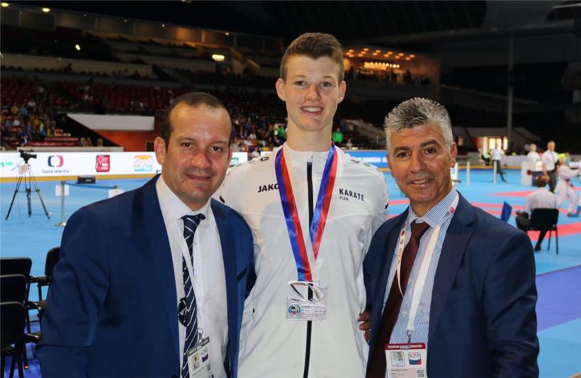 Vizemeister Alexander Davies (M.) zusammen mit Nationalcoach Raphael Veras (l.) und Karate-Vorstandsmitglied Abdennabi Khaidar
