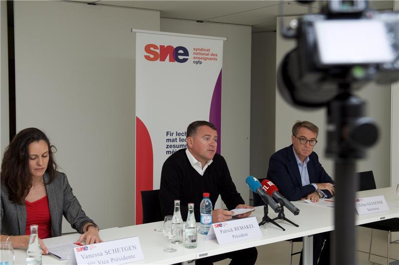 Vizepräsidentin Vanessa Schetgen, Präsident Patrick Remakel und Sekretär Gilles Glesener sitzen am Freitag vor versammelter Presse. Die Gewerkschaft SNE/CGFP hat die Vorgehensweise des Bildungsministeriums bei der Prozedur zur partiellen Quarantäne scharf kritisiert.
