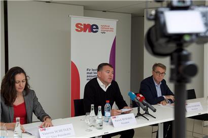 Vizepräsidentin Vanessa Schetgen, Präsident Patrick Remakel und Sekretär Gilles Glesener sitzen am Freitag vor versammelter Presse. Die Gewerkschaft SNE/CGFP hat die Vorgehensweise des Bildungsministeriums bei der Prozedur zur partiellen Quarantäne scharf kritisiert.
