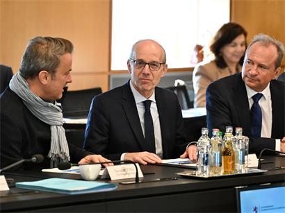 Vizepremier Xavier Bettel (DP), Premier Luc Frieden und Finanzminister Gilles Roth (beide CSV) am Donnerstagmorgen im Schloss Senningen