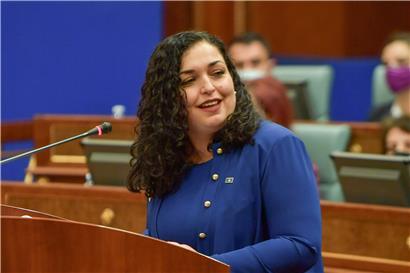Vjosa Osmani Sadriu, die neu gewählte Präsidentin des Kosovo, spricht nach ihrer Vereidigung. Die 38-Jährige wurde am Sonntag vom Parlament in Pristina auf Vorschlag der Regierungspartei Vetevendosje des Ministerpräsidenten Kurti zum Staatsoberhaupt gewählt.
