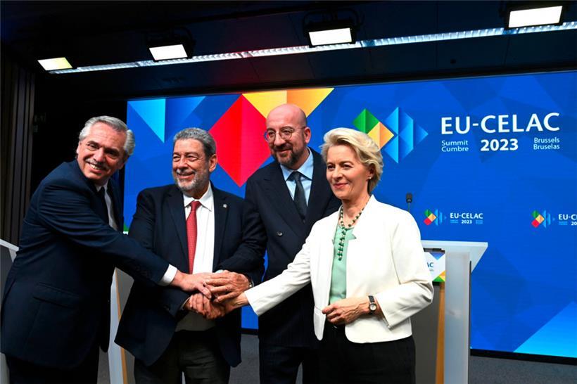 V.l.: Alberto Fernandez, Präsident von Argentinien, Ralph Gonsalves, Premierminister von St. Vincent und den Grenadinen, Charles Michel, Präsident des Europäischen Rates, und Ursula von der Leyen, Präsidentin der Europäischen Kommission
