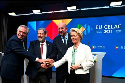 V.l.: Alberto Fernandez, Präsident von Argentinien, Ralph Gonsalves, Premierminister von St. Vincent und den Grenadinen, Charles Michel, Präsident des Europäischen Rates, und Ursula von der Leyen, Präsidentin der Europäischen Kommission
