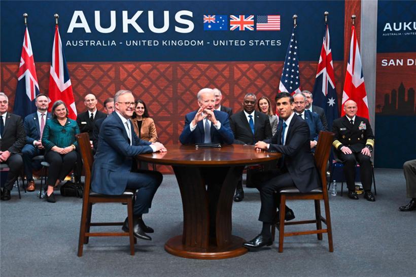 V.l.: Australiens Regierungschef Anthony Albanese, US-Präsident Joe Biden und der britische Premierminister Rishi Sunak hielten am Montag auf dem US-Marinestützpunkt Point Loma in San Diego ihr Aukus-Treffen ab
