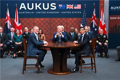 V.l.: Australiens Regierungschef Anthony Albanese, US-Präsident Joe Biden und der britische Premierminister Rishi Sunak hielten am Montag auf dem US-Marinestützpunkt Point Loma in San Diego ihr Aukus-Treffen ab
