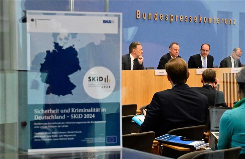 BKA-Präsident Holger Münch, Hamburgs Innensenator Andy Grote und Innenminister Alexander Dobrindt präsentieren Sicherheitsbericht