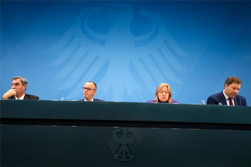 V.l.: CSU-Chef Markus Söder, der deutsche Kanzler Friedrich Merz, Arbeitsministerin Bärbel Bas und der Finanzminister und Vizekanzler Lars Klingbeil geben Erklärungen zu den Vereinbarungen innerhalb der Koalition
