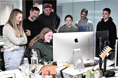 V.l.: Christelle Diederich, Philip Michel, Jil Scheuren vom Tageblatt mit ihren Gästen Jacques Zahlen, Kendra Cook, Rodrigo Silva und Edson Gomes
