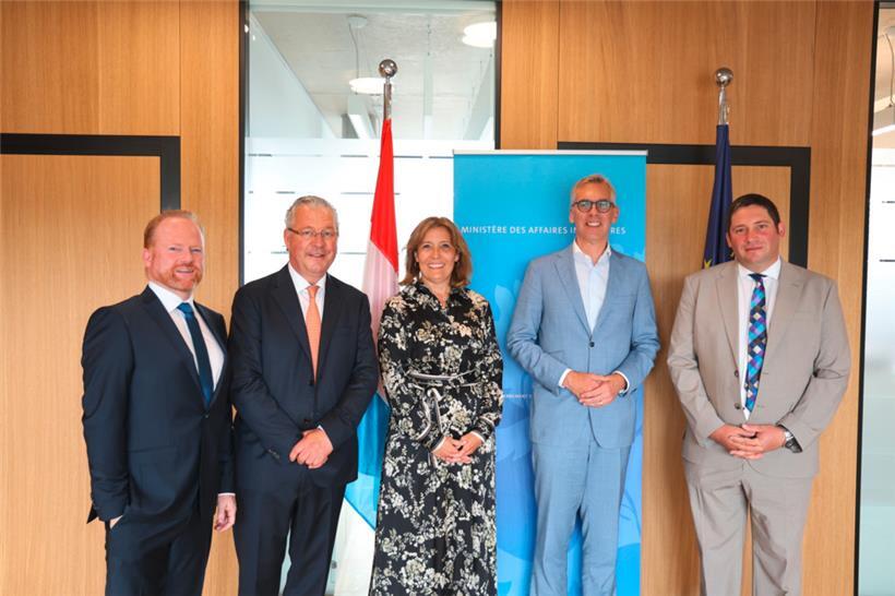 V.l.: Claude Lamberty, Schöffe; Jean Theis, Schöffe; Diane Adehm, Bürgermeisterin; Léon Gloden, Innenminister; Guy Wester, Schöffe
