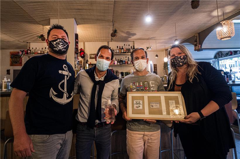 V.l.: Cyrille Dechmann, Bürgermeister Dan Biancalana, Schöffe Loris Spina und „The Rum Cartel“-Mitglied Laura Zens in der Nasty Bar
