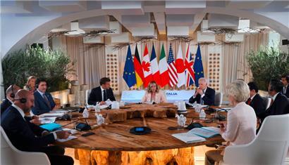 V.l.: Der Präsident des Europäischen Rates Charles Michel, der deutsche Bundeskanzler Olaf Scholz (verdeckt), der kanadische Premierminister Justin Trudeau, der französische Präsident Emmanuel Macron, die italienische Premierministerin Giorgia Meloni, US-Präsident Joe Biden, der japanische Premierminister Fumio Kishida, der britische Premierminister Rishi Sunak und die Präsidentin der Europäischen Kommission Ursula von der Leyen nehmen an einer…
