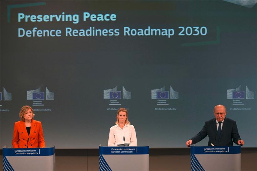 (V.l.:) Die EU-Kommissarinnen Henna Virkkunen (Sicherheit), Kaja Kallas (EU-Außenbeauftragte) und EU-Verteidigungskommissar Andrius Kubilius stellten am Donnerstag die Pläne für den Ausbau der europäischen Verteidigung vor
