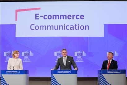V.l.: Die EU-Vizekommissionspräsidentin Henna Virkkunen und die Kommissare Maros Sefcovic und Michael McGrath gingen auf die Probleme beim Online-Handel ein
