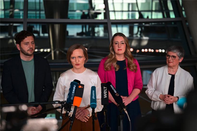V.l.: Die Ko-Vorsitzenden Felix Banaszak und Franziska Brantner sowie die Fraktionsvorsitzenden Katharina Dröge und Britta Haßelmann gaben am Montag in einem gemeinsamen Pressestatement bekannt, die geplante Grundgesetzänderung nicht mitzutragen
