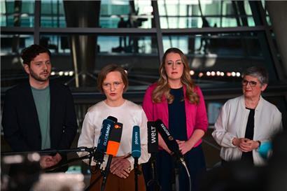 V.l.: Die Ko-Vorsitzenden Felix Banaszak und Franziska Brantner sowie die Fraktionsvorsitzenden Katharina Dröge und Britta Haßelmann gaben am Montag in einem gemeinsamen Pressestatement bekannt, die geplante Grundgesetzänderung nicht mitzutragen
