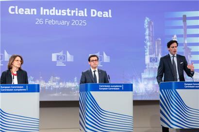 (V.l.:) Die exekutive Vizepräsidentin Teresa Ribera, EU-Industriekommissar Stéphane Séjourné sowie Klimakommissar Wopke Hoekstra stellten am Mittwoch die Pläne in Brüssel vor
