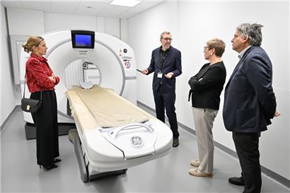 V.l.: Elisabeth Margue, Guy Berchem, Martine Deprez und Thorsten Schwark vor dem CT-Scanner

