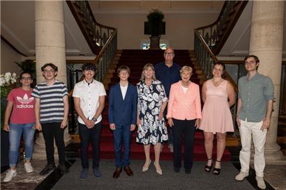 V.l.: Lara Ferreira da Silva, Pit Fischer, Christofer Miranda, Tim de Buyser, Bürgermeisterin Lydie Polfer, Did Schintgen (Service Jeunesse et intervention sociale), Simone Beissel (Schöffin), Claire Llido und Léonce Dupays
