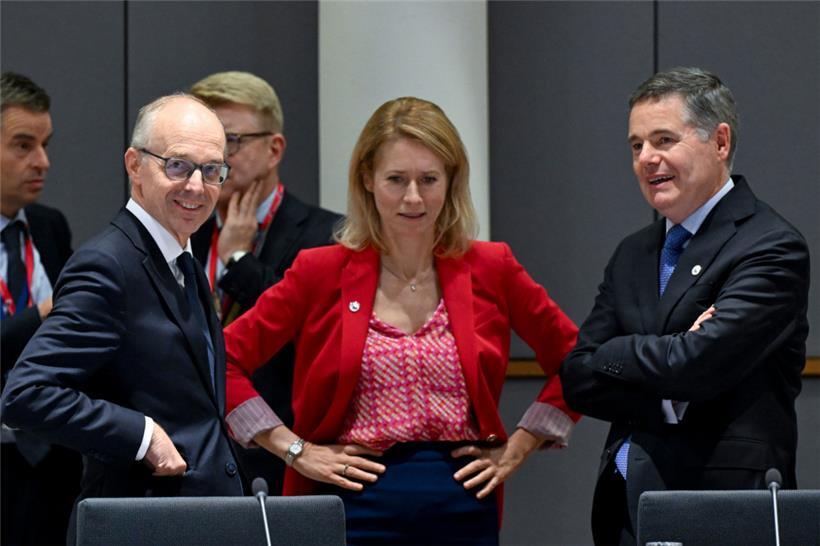 V.l.: Luxemburgs Premierminister Luc Frieden, die EU-Außenbeauftragte Kaja Kallas und der Vorsitzende der Eurogruppe Paschal Donohoe
