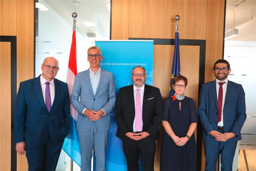 V.l.: Marc Spautz, Schöffe; Léon Gloden, Innenminister; Carlo Feiereisen, Bürgermeister; Nadine Kuhn-Metz, Schöffin; Rizo Agovic, Schöffe 
