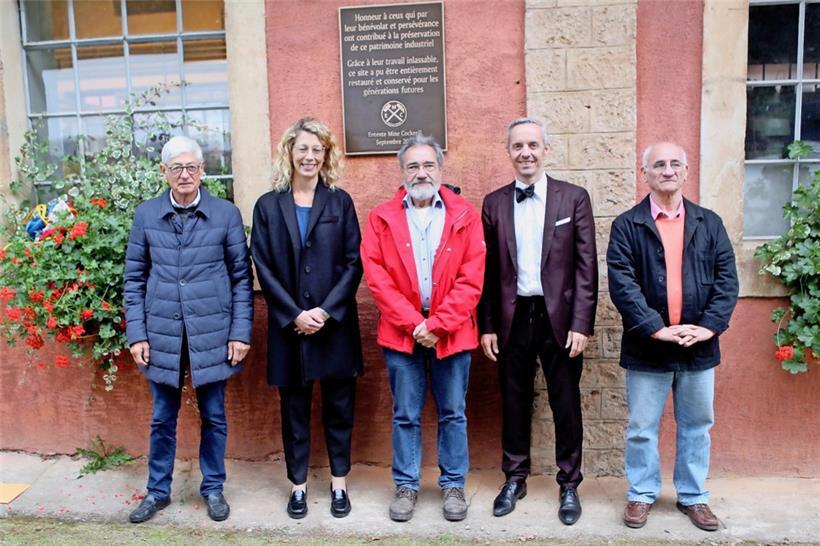 V.l.: Martin Kox, Joëlle Welfring, Henri Clemens, Georges Mischo und Gino Pasqualoni bei der feierlichen Enthüllung der Gedenktafel
