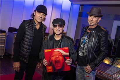 V.l.: Matthias Jabs, Klaus Meine und Rudolf Schenker von der Rockband Scorpions stehen mit ihrem neuen Album „Rock Believer“ in den Peppermint Park Studios
