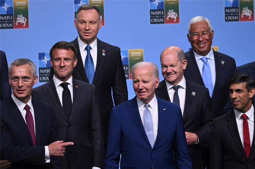 (V.l.) NATO-Generalsekretär Jens Stoltenberg, Frankreichs Präsident Emmanuel Macron, Polens Präsident Andrzej Duda, US-Präsident Joe Biden, der deutsche Bundeskanzler Olaf Scholz, Portugals Premierminister Antonio Costa und der britische Premier Rishi Sunak
