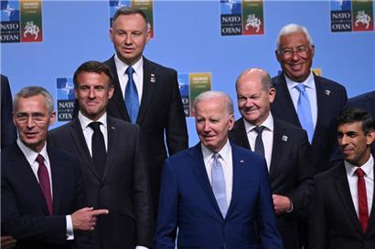 (V.l.) NATO-Generalsekretär Jens Stoltenberg, Frankreichs Präsident Emmanuel Macron, Polens Präsident Andrzej Duda, US-Präsident Joe Biden, der deutsche Bundeskanzler Olaf Scholz, Portugals Premierminister Antonio Costa und der britische Premier Rishi Sunak
