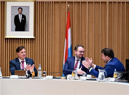 V.l.: Pim Knaff (DP), Christian Weis (CSV) und Meris Sehovic („déi gréng“)
