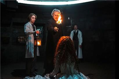 V.l.: Raphael Luce, Christoph Waltz, Guillaume De Tonquédec und Matilda De Angelis in „Dracula: A Love Tale“
