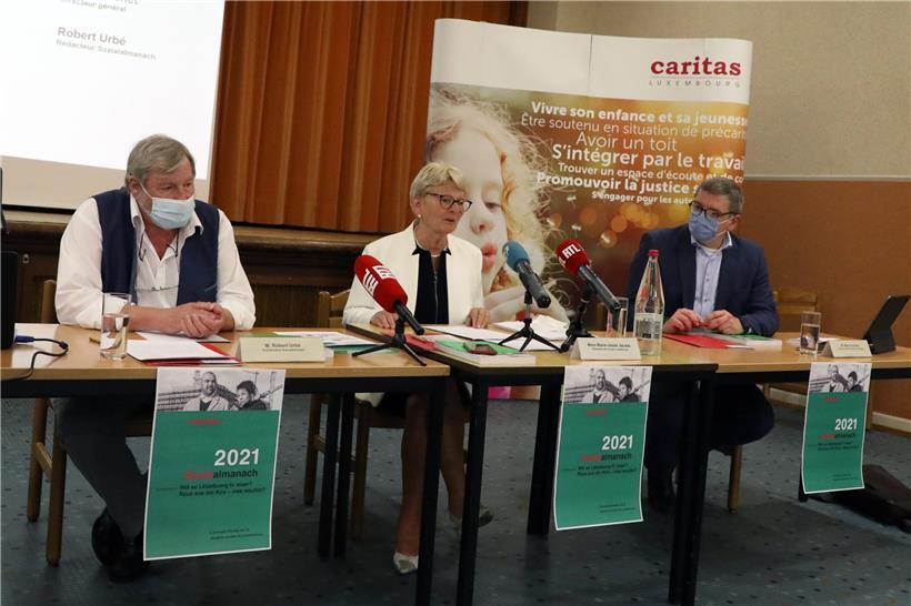 V.l.: Robert Urbé (Koordinator des Sozialalmanachs), Marie-Josée Jacobs (Caritas-Präsidentin) und Marc Crochet (Caritas-Generaldirektor) bei der Vorstellung der neuesten Ausgabe des „Sozialalmanachs“
