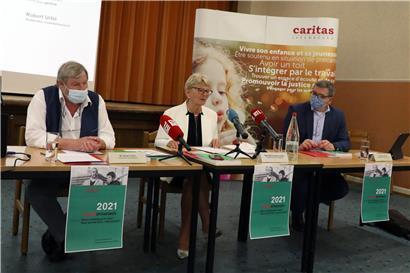 V.l.: Robert Urbé (Koordinator des Sozialalmanachs), Marie-Josée Jacobs (Caritas-Präsidentin) und Marc Crochet (Caritas-Generaldirektor) bei der Vorstellung der neuesten Ausgabe des „Sozialalmanachs“
