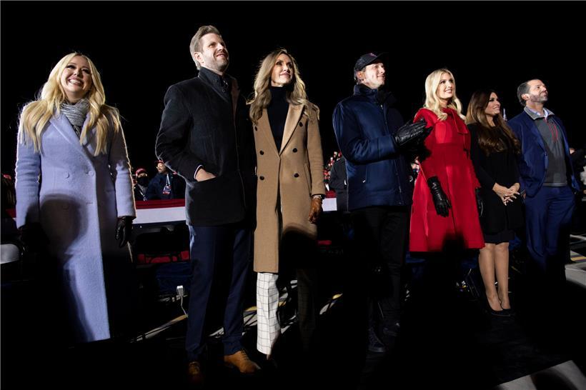V.l.: Tiffany Trump, Eric Trump, Lara Trump, Jared Kushner und Ivanka Trump, Kimberly Guilfoyle und Donald Trump Jr.
