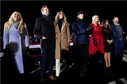V.l.: Tiffany Trump, Eric Trump, Lara Trump, Jared Kushner und Ivanka Trump, Kimberly Guilfoyle und Donald Trump Jr.
