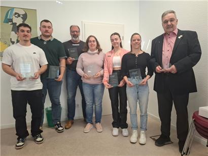 V.l.: Tomás Vicente Santana, Philippe Parage, Mark Notschaele, Ankie Timmers, Emma Weydert, Mara Strzykala, Gaston Parage sowie (nicht auf dem Foto) Denis Leider und Alessio Pizzutilo wurden für ihre internationalen sportlichen Leistungen bzw. für ihren Einsatz für den Verband geehrt
