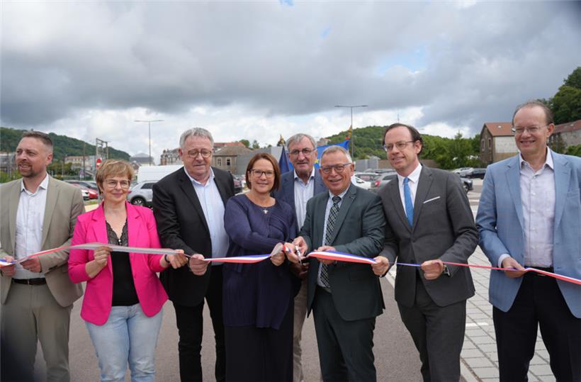 V.l.: Vincent Hamen (Bürgermeister von Longwy), Véronique Guillotin (Senatorin von Meurthe-et-Moselle), Jean Huard (Vizepräsident des Gemeindeverbands Grand Longwy, zuständig fürs Bauwesen), Yuriko Backes (Ministerin für Mobilität und öffentliche Arbeiten), Jean-Marie Halsdorf (Bürgermeister von Petingen), Serge De Carli (Präsident des Gemeindeverbands Grand Longwy), Adrien Gaubert (Unterpräfekt von Lunéville), Marc Ungeheuer (luxemburgischer Botschafter in Paris)
