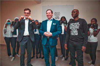 V.l.: Wirtschaftsminister Franz Fayot, Erbgroßherzog Guillaume und Babacar Sy, Gründer der Grow Academy
