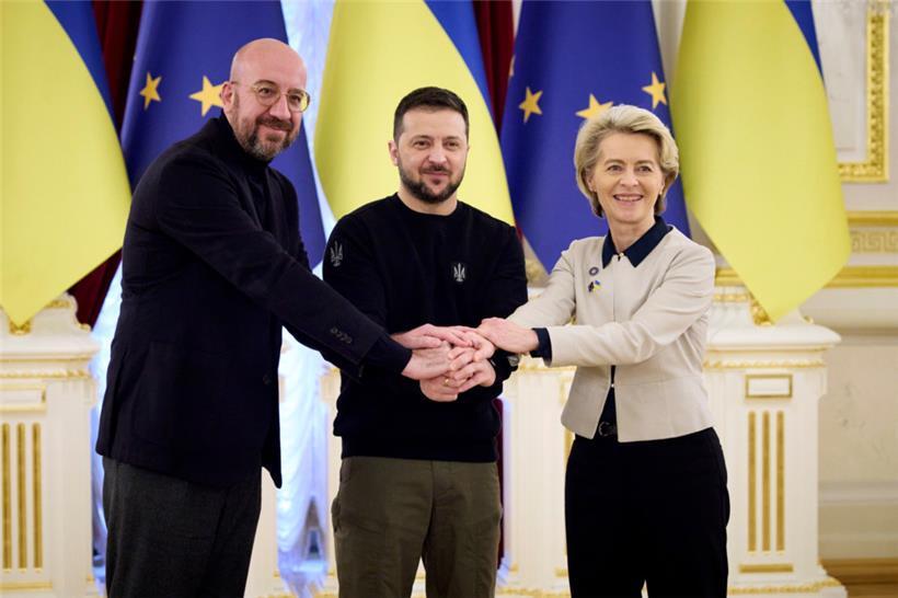 V.l.: der Präsident des Europäischen Rates Charles Michel, der ukrainische Präsident Wolodymyr Selenskyj und Ursula von der Leyen, Präsidentin der Europäischen Kommission, während des EU-Ukraine-Gipfels am Freitag in Kiew
