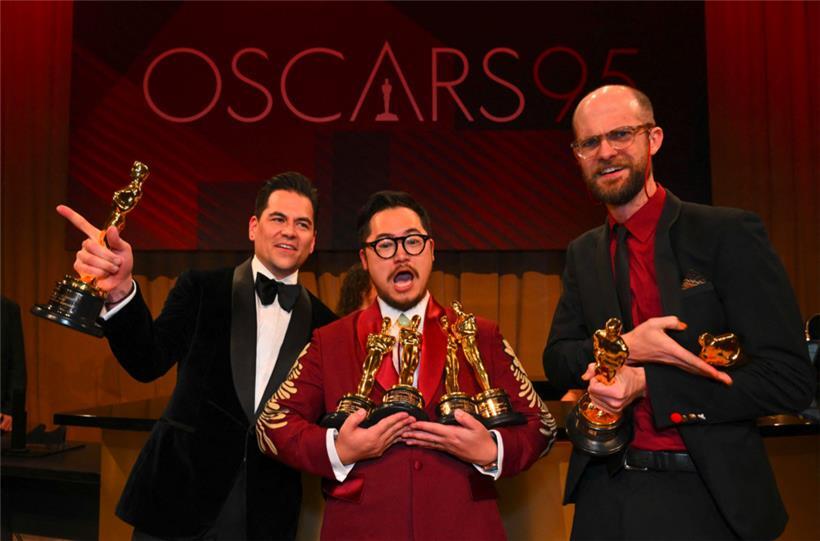 V.l.: der US-amerikanische Produzent Jonathan Wang, Gewinner des Oscars für den besten Film für „Everything Everywhere All at Once“, der US-amerikanische Regisseur Daniel Kwan und der US-amerikanische Regisseur Daniel Scheinert, Gewinner des Oscars für die beste Regie für „Everything Everywhere All at Once“

