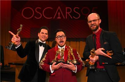 V.l.: der US-amerikanische Produzent Jonathan Wang, Gewinner des Oscars für den besten Film für „Everything Everywhere All at Once“, der US-amerikanische Regisseur Daniel Kwan und der US-amerikanische Regisseur Daniel Scheinert, Gewinner des Oscars für die beste Regie für „Everything Everywhere All at Once“
