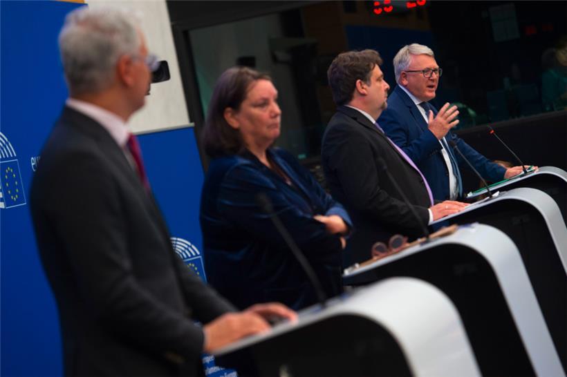 V.l.: der Vorsitzende des Beschäftigungsausschusses im EP, Dragos Pislaru, die EP-Abgeordneten Agnes Jongerius und Dennis Radtke sowie EU-Sozialkommissar im EU-Parlament in Straßburg
