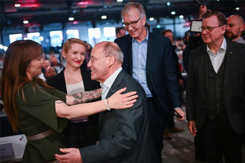 V.l.: die Linken-Spitzenkandidatin Heidi Reichinnek, die Bundesvorsitzende Ines Schwerdtner, sowie die drei „Silberlocken“ Gregor Gysi, Dietmar Bartsch, Bodo Ramelow, die über eine Direktkandidatur in ihren jeweiligen Wahlkreisen den Verbleib der Partei im Bundestag sichern sollen
