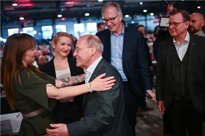V.l.: die Linken-Spitzenkandidatin Heidi Reichinnek, die Bundesvorsitzende Ines Schwerdtner, sowie die drei „Silberlocken“ Gregor Gysi, Dietmar Bartsch, Bodo Ramelow, die über eine Direktkandidatur in ihren jeweiligen Wahlkreisen den Verbleib der Partei im Bundestag sichern sollen
