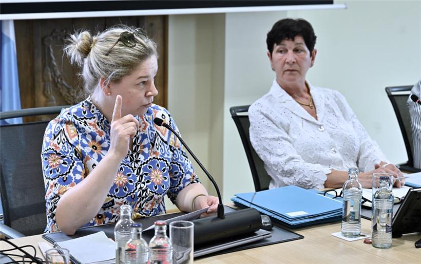 V.l.: die ehemalige Erste Schöffin Stéphanie Ansay und die amtierende Bürgermeisterin Marion Zovilé-Braquet
